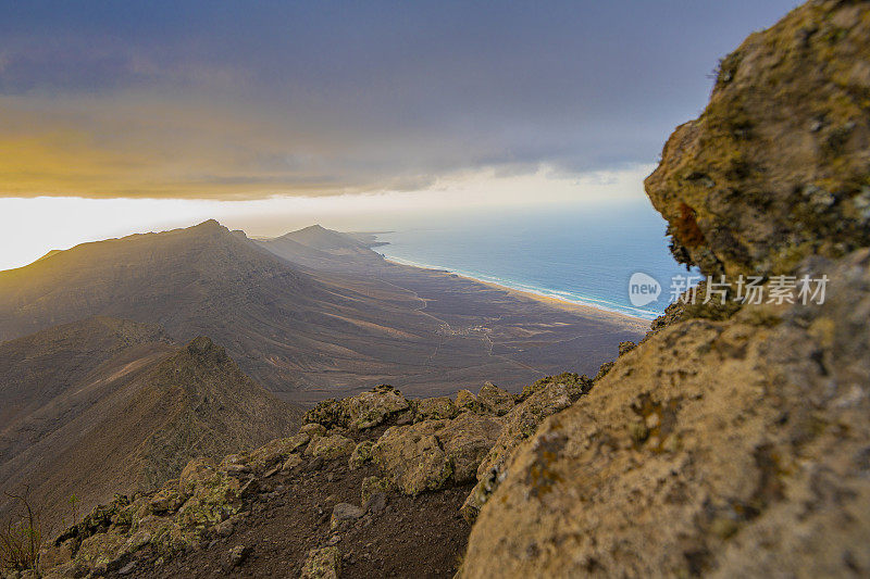 Roque del Moro Sunset，在岛的斜坡上的Cofete - Fuerteventura地质地标